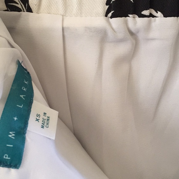 Pim + Larkin XS  white with Blk flowers mini skirt - Picture 8 of 8